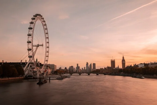 El London Eye y el Parlamento de Westminster con el Big Ben al atardecer, vistos desde río arriba